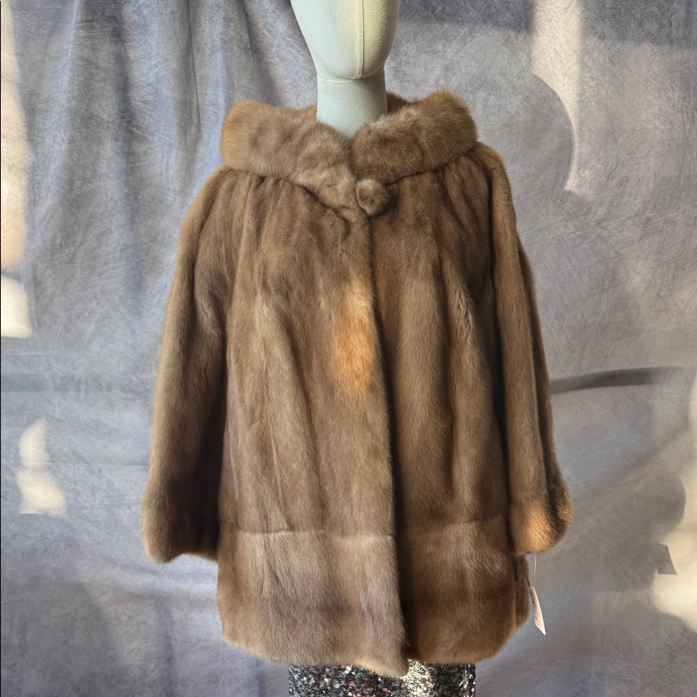 Elegant Blond Mink Fur Coat 1950’s style sweet heart collar